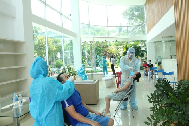 Nhân viên y tế TP Hồ Chí Minh lấy mẫu xét nghiệm tầm soát dịch bệnh.
